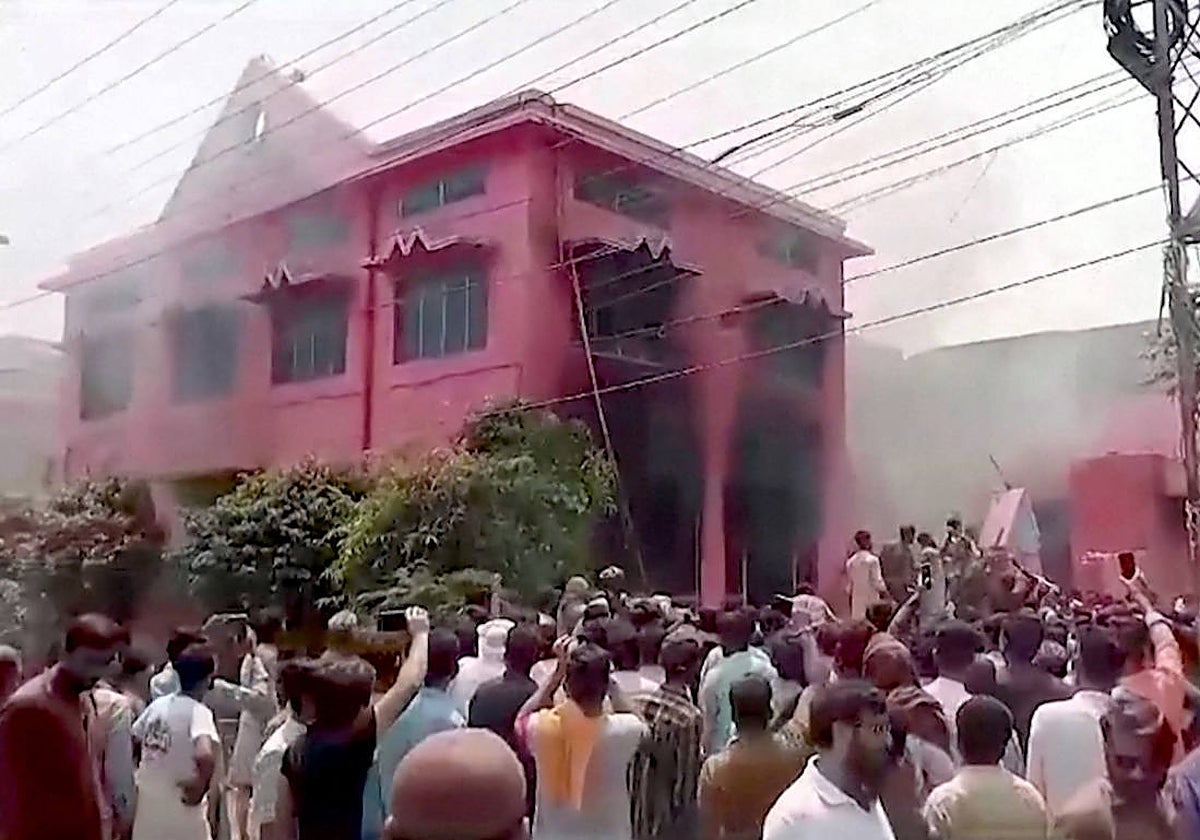 Incendio en una iglesia cristiana en Pakistán