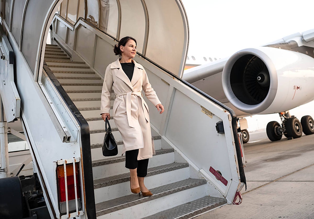Annalena Baerbock se baja del avión en los Emiratos Árabes Unidos después de una escala para repostar en Abu Dhabi