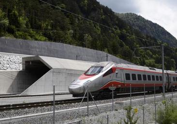 El túnel ferroviario más largo del mundo, cerrado durante meses tras descarrilar un tren en Suiza