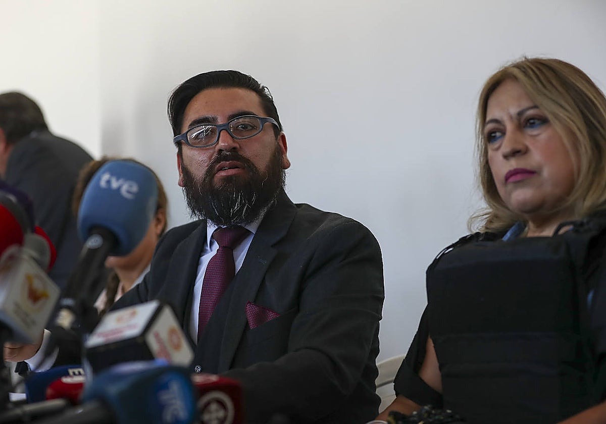 El abogado Marco Ayulema y Patricia Villavicencio, hermana del candidato asesinado, Fernando Villavicencio