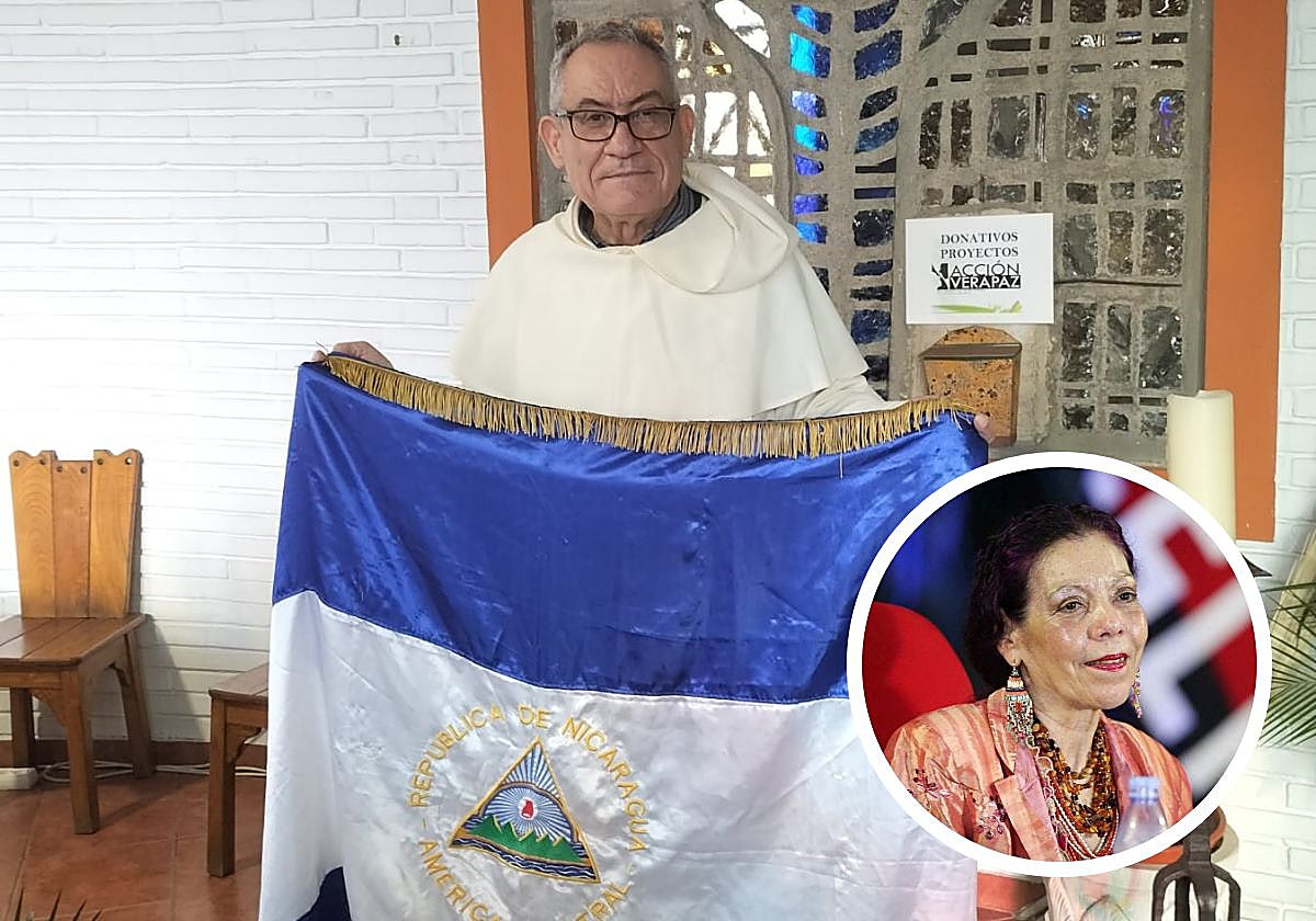 El padre dominico Rafael Aragón con una bandera de Nicaragua. Rosario Murillo