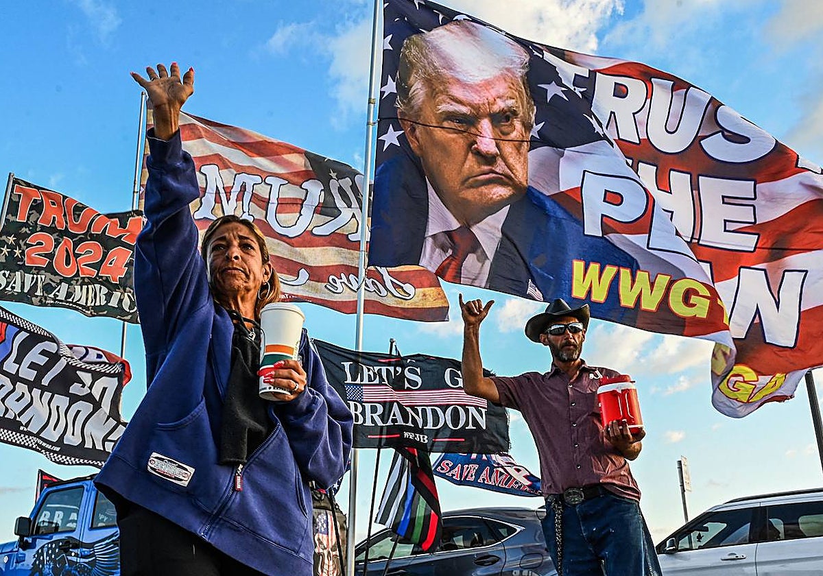 Partidarios de Trump a las puertas de su mansión de Florida