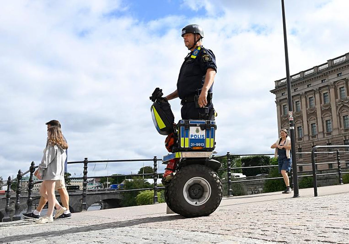 Un oficial de policía en un Segway patrulla en el parlamento sueco Riksdagen mientras el nivel de amenaza terrorista en Suecia se elevó a cuatro en una escala de cinco puntos.