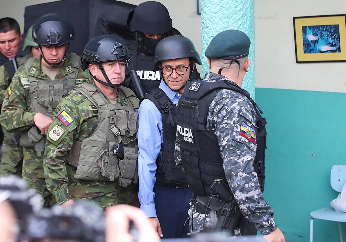 El candidato Christian Zurita acude a votar protegido por militares