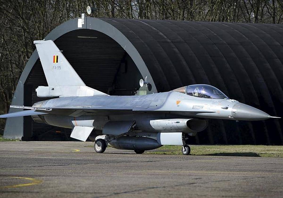 Caza belga F-16 en la pista de la base militar de Kleine Brogel, en Bélgica