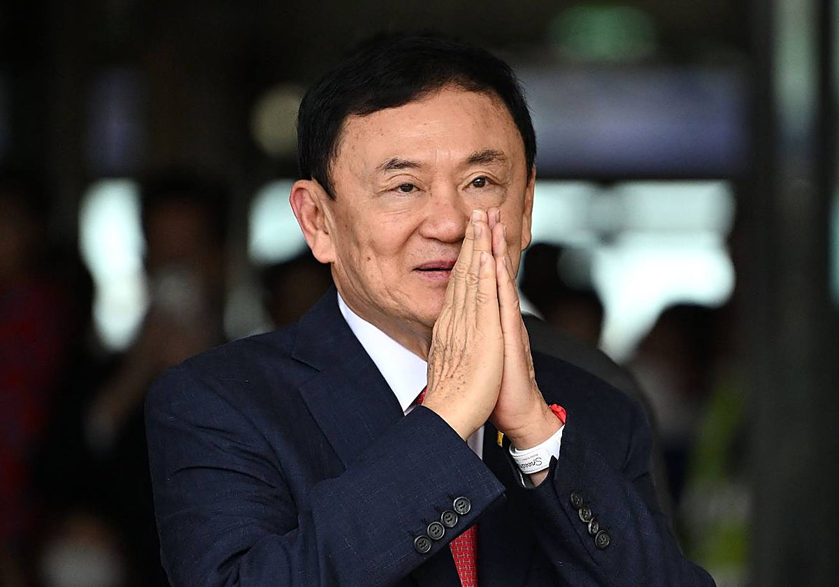 Thaksin Shinawatra saluda a sus seguidores tras aterrizar en el aeropuerto Don Mueang de Bangkok