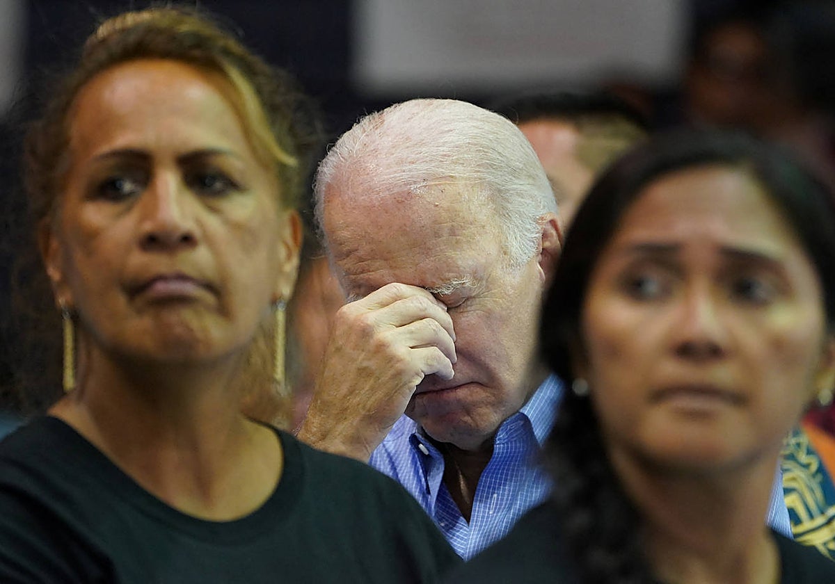 El presidente de Estados Unidos, Joe Biden, escucha a los oradores durante un acto en Lahaina, en la isla de Maui