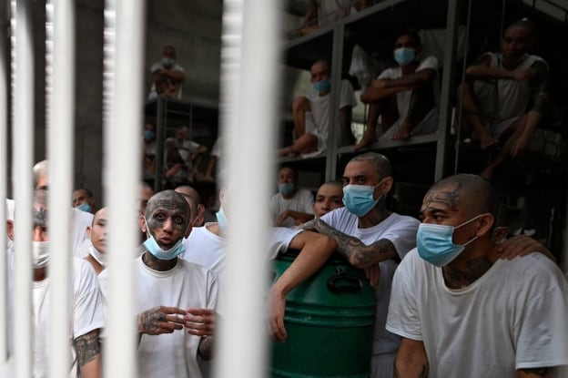 Los reclusos permanecen en una celda del megacentro de internamiento antiterrorista (CECOT) durante una visita humanitaria organizada por el comisionado presidencial para los derechos humanos y la libertad de expresión, el colombiano Andrés Guzmán Caballero, en Tecoluca, 74 km al sureste de San Salvador