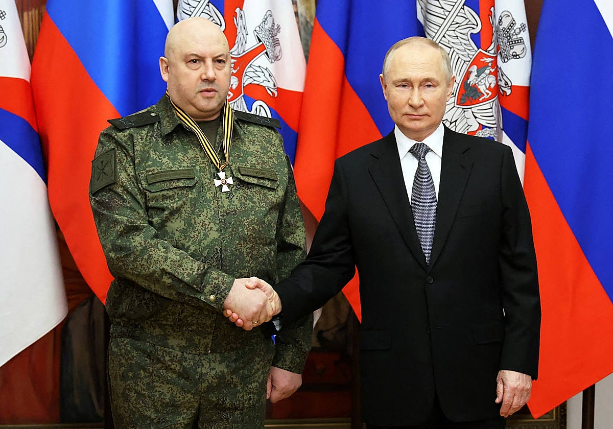 Fotografía de archivo del presidente ruso, Vladímir Putin, junto al general Serguéi Surovikin