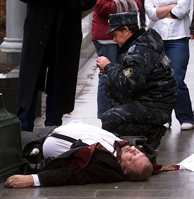 Expertos policiales inspeccionan el cuerpo de Valentin Tsvetkov, gobernador de la región de Magadan, asesinado a tiros en el centro de Moscú, el 18 de octubre de 2002