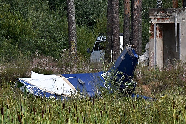 Los restos del avión se ven en el lugar del accidente cerca del pueblo de Kuzhenkino, región de Tver