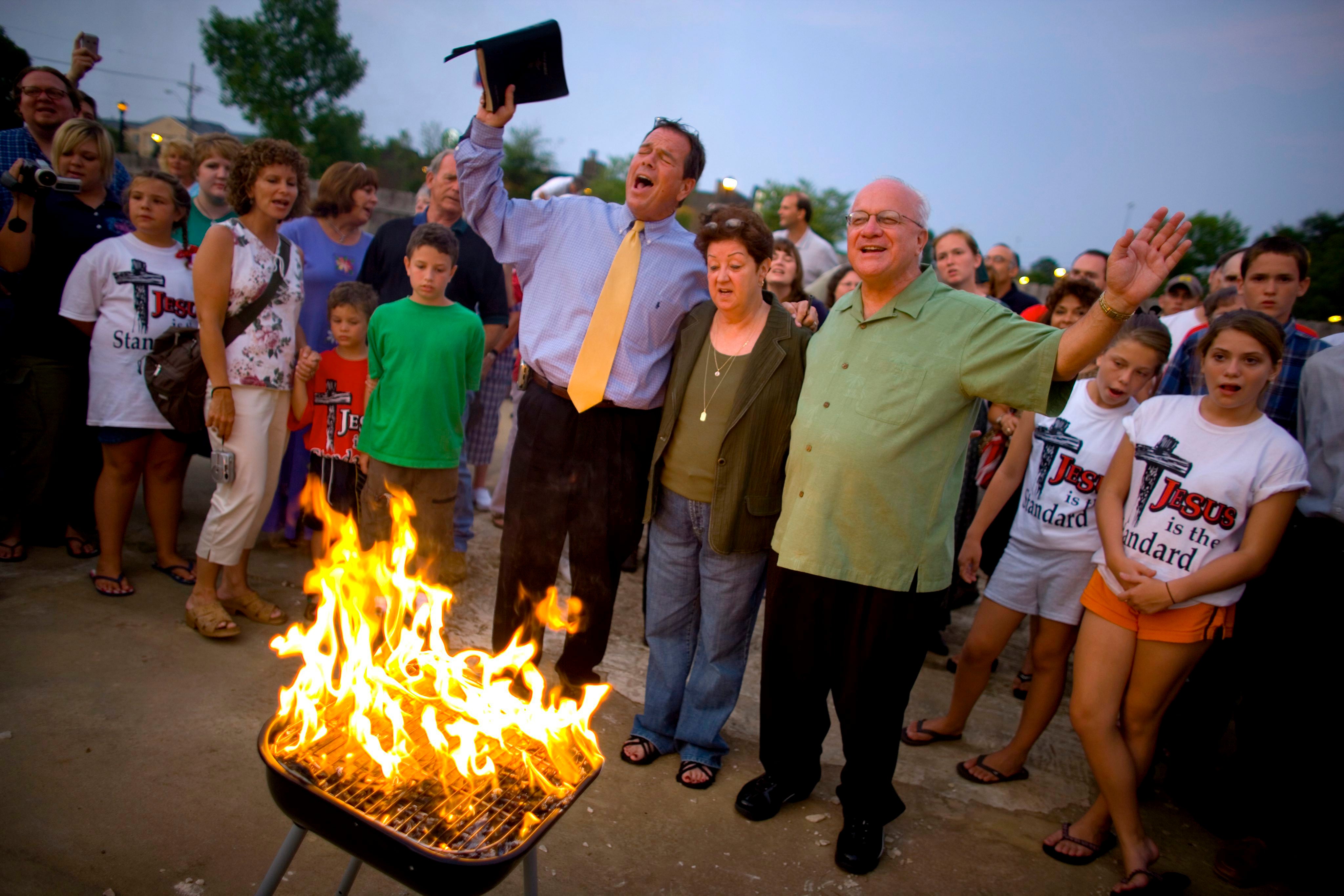 UIn grupo de personas quemando el Corán