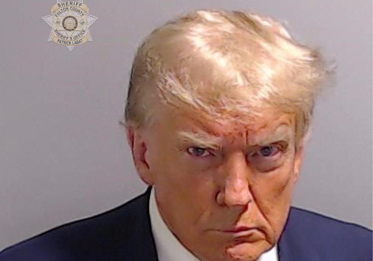 Foto de la ficha policial de Donald Trump