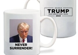 «¡Nunca te rindas!»: Trump aprovecha la foto de su ficha policial para el merchandising de su campaña