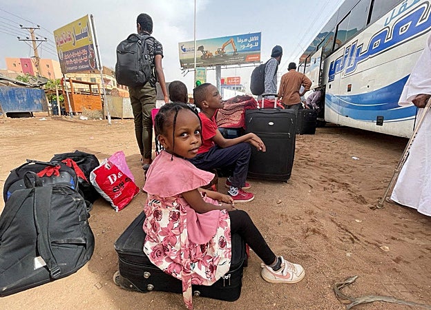 La gente huye de los enfrentamientos entre las Fuerzas paramilitares de Apoyo Rápido y el ejército en Jartum