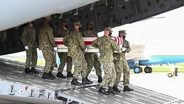 Biden recibe los restos de los 13 militares muertos en Afganistán entre fuertes críticas