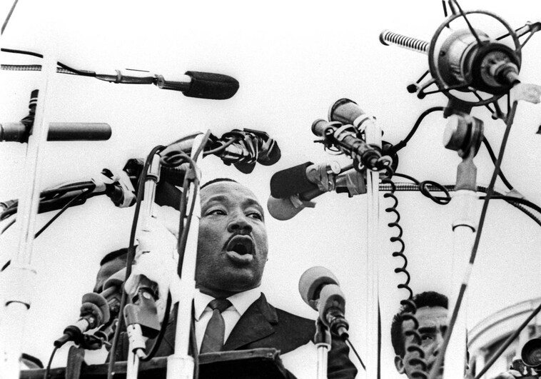 Martin Luther King habla ante una multitud de 25.000 personas en Montgomery, Alabama