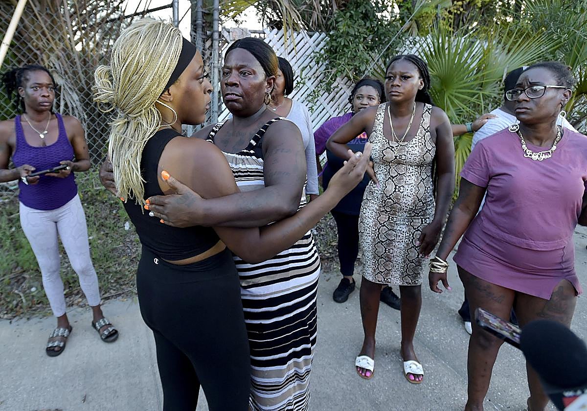 Unas vecinas de Jacksonville se abrazan tras conocer la noticia del tiroteo