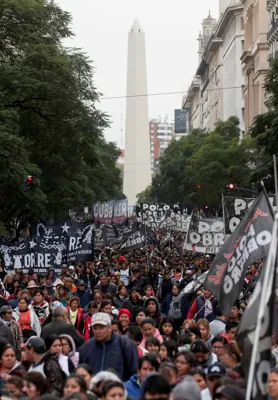Imagen secundaria 2 - Protestantes exigen más apoyo del gobierno antes de las elecciones generales de octubre, en Buenos Aires