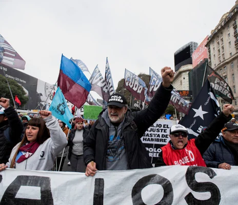 Imagen secundaria 1 - Protestantes exigen más apoyo del gobierno antes de las elecciones generales de octubre, en Buenos Aires
