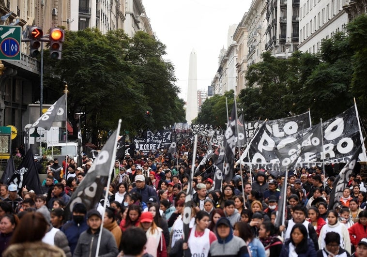 Protestantes exigen más apoyo del gobierno antes de las elecciones generales de octubre, en Buenos Aires