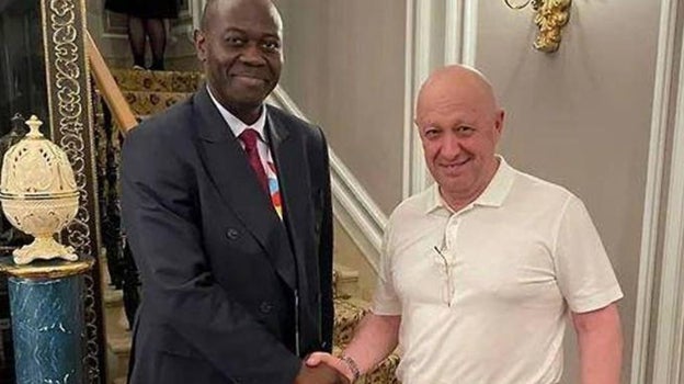 El líder del grupo Wagner, Evgueni Prigozhin, estrecha la mano de un representante de la delegación de la República Centroafricana