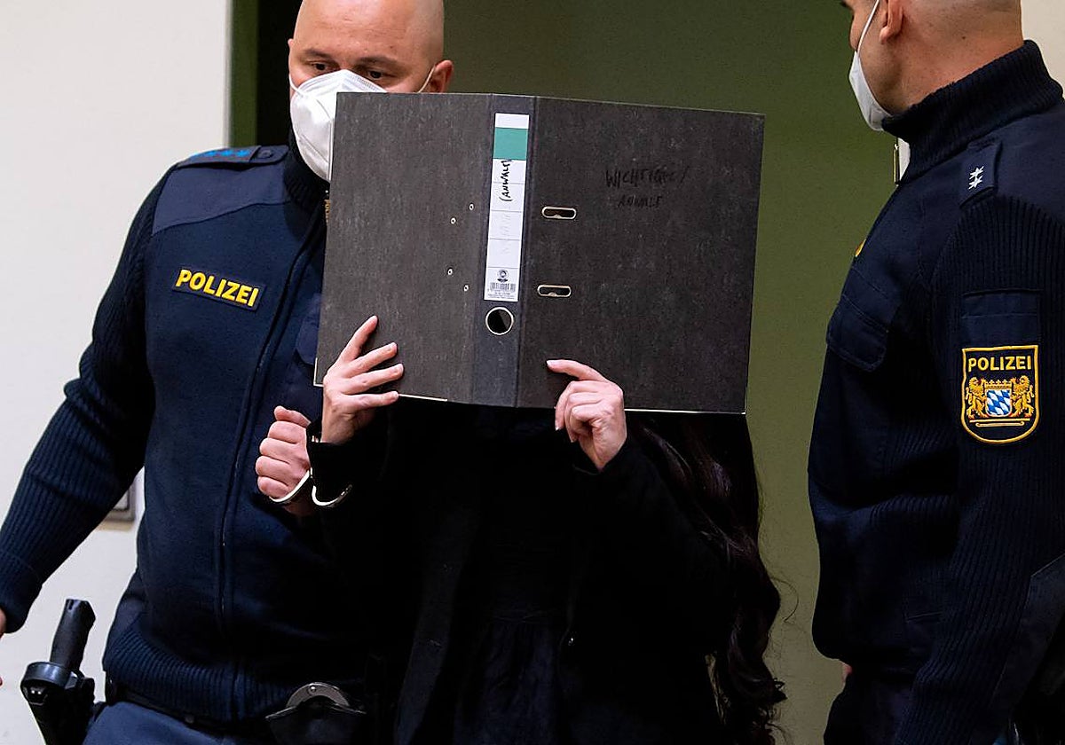 Jennifer W. esconde su rostro cuando llega al tribunal para el veredicto de su juicio en octubre de 2021