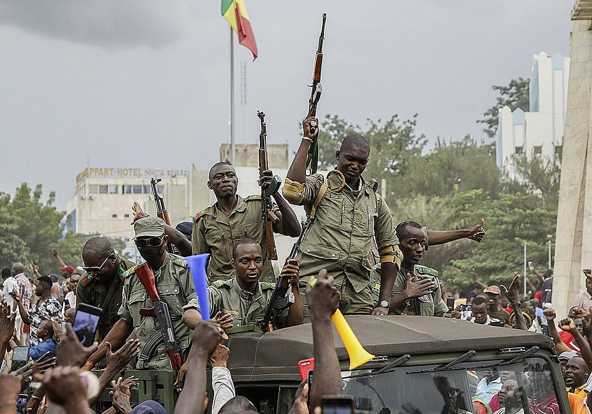 Ciudadanos malienses aclaman al Ejército tras el golpe de 2020
