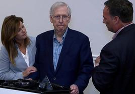 El senador republicano de EE.UU. Mitch McConnell, de 81 años, vuelve a quedarse en blanco ante la prensa
