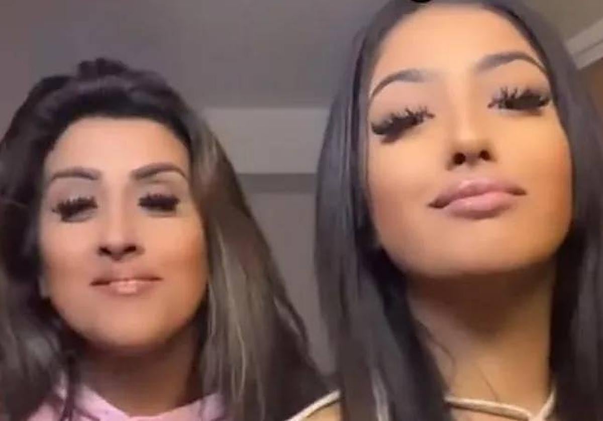 Mahek Bukhari, de 24 años y su madre, Ansreen, de 46