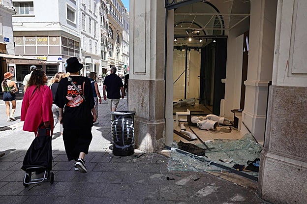 Destrozos en los disturbios provocados por la muerte de un joven en un control policial