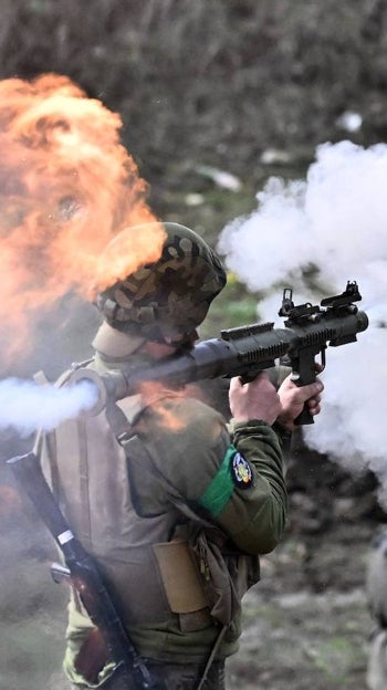 Un militar ucraniano dispara una granada propulsada por cohete desde un lanzador durante un ejercicio de entrenamiento en la región de Donetsk