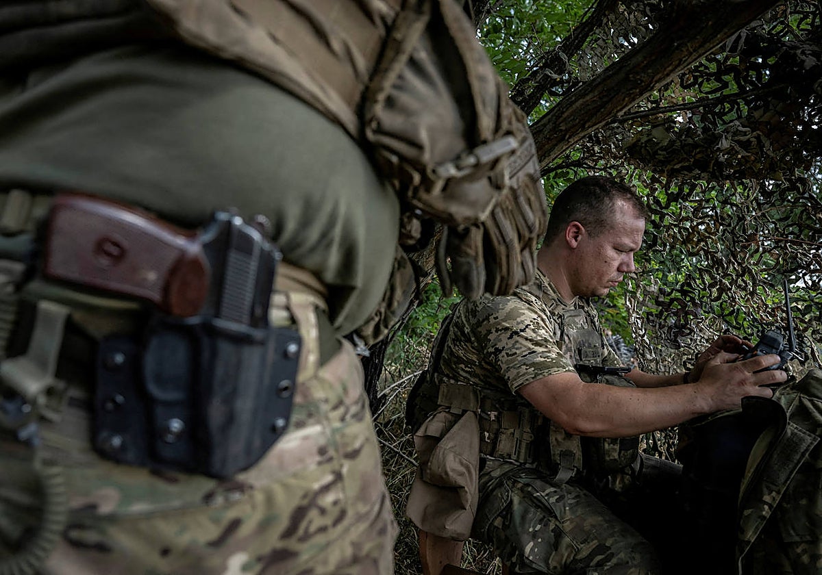 Un militar ucraniano opera un dron FPV desde su posición en el frente