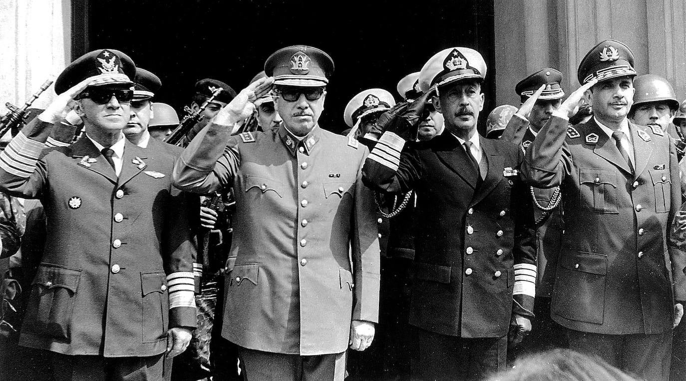 Miembros de la junta militar de cuatro hombres que tomaron el poder en Chile el 11 de septiembre de 1973  saludan durante las celebraciones del Día de la Independencia el 18 de septiembre de 1973. Visto desde la izquierda: Comandante de la Fuerza Aérea, general Gustavo Leigh , el jefe del ejército y líder golpista, general Augusto Pinochet, el jefe de la Armada, almirante José Toribio Merino, y el director de la policía, general César Mendoza.