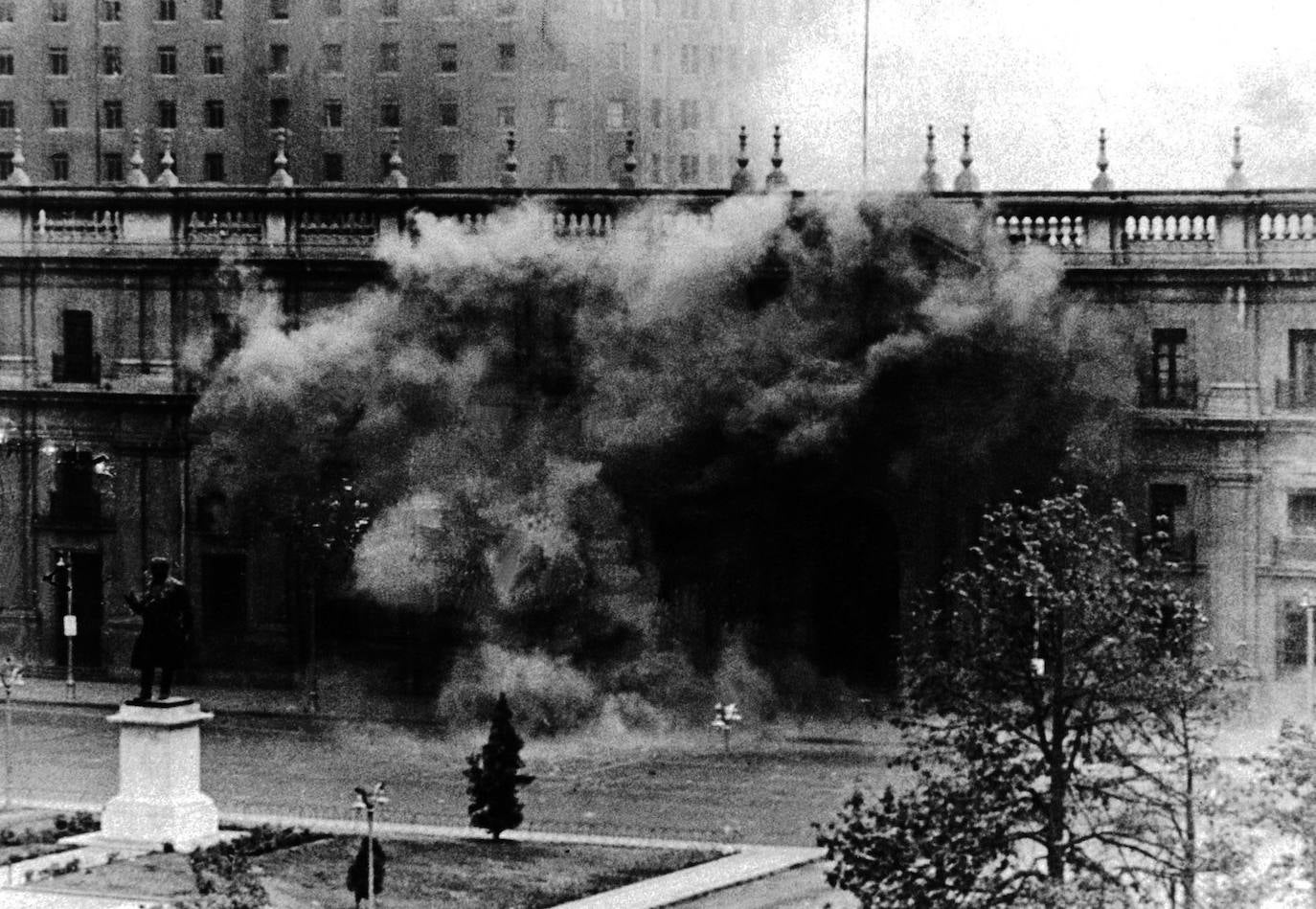 Fotografía tomada el 11 de septiembre de 1973 del palacio de La Moneda en Santiago, Chile, durante el bombardeo de los Hawker Hunters de la Fuerza Aérea de Chile al inicio del golpe de Estado liderado por Augusto Pinochet contra el Presidente constitucional Salvador Allende, quien falleció después del ataque. 