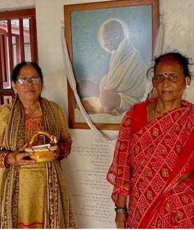 Imagen secundaria 2 - A orillas del río Sabarmati en la ciudad de Ahmedabad, en el estado occidental de Gujarat, se levanta esta casa de dos pabellones, pero muy humilde y sencilla, donde Gandhi se instaló en 1917, dos años después de volver de Sudáfrica (imagen superior) para dirigir el movimiento por la independencia de la India. Este 'ashram', mezcla de cooperativa y monasterio hinduista, todavía conserva la famosa rueca con la que Gandhi se pasaba horas hilando (arriba a la izquierda), símbolo de su dedicación y constancia. Como padre de la India, su figura es venerada por los más de 3.000 turistas que cada día visitan el lugar (arriba a la derecha).