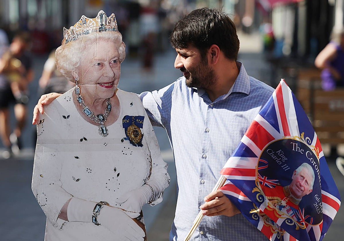 Un hombre posa con una figura a tamaño real de la fallecida Reina Isabel II
