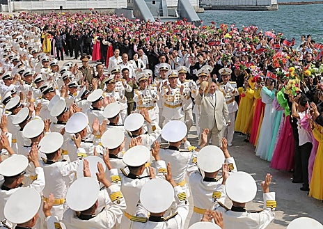Imagen secundaria 1 - Kim Jong-un preside una ceremonia de lanzamiento en el astillero Sinpho, Corea del Norte