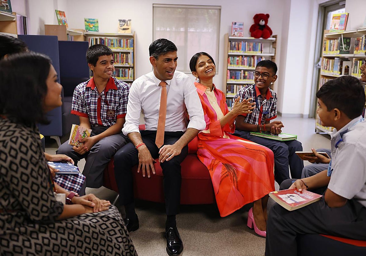 El 'premier' británico y su esposa, con estudiantes de inglés en Delhi