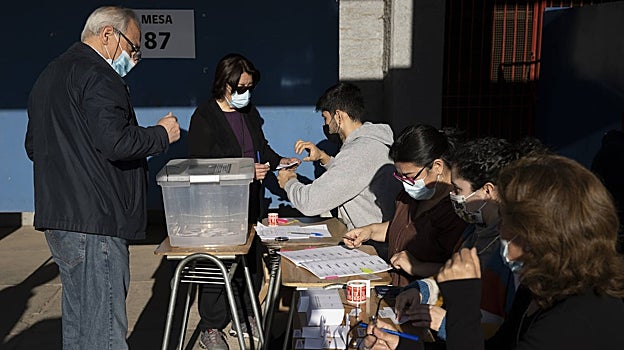 Ciudadanos votando la aprobación o rechazo de la propuesta de nueva Constitución en 2022
