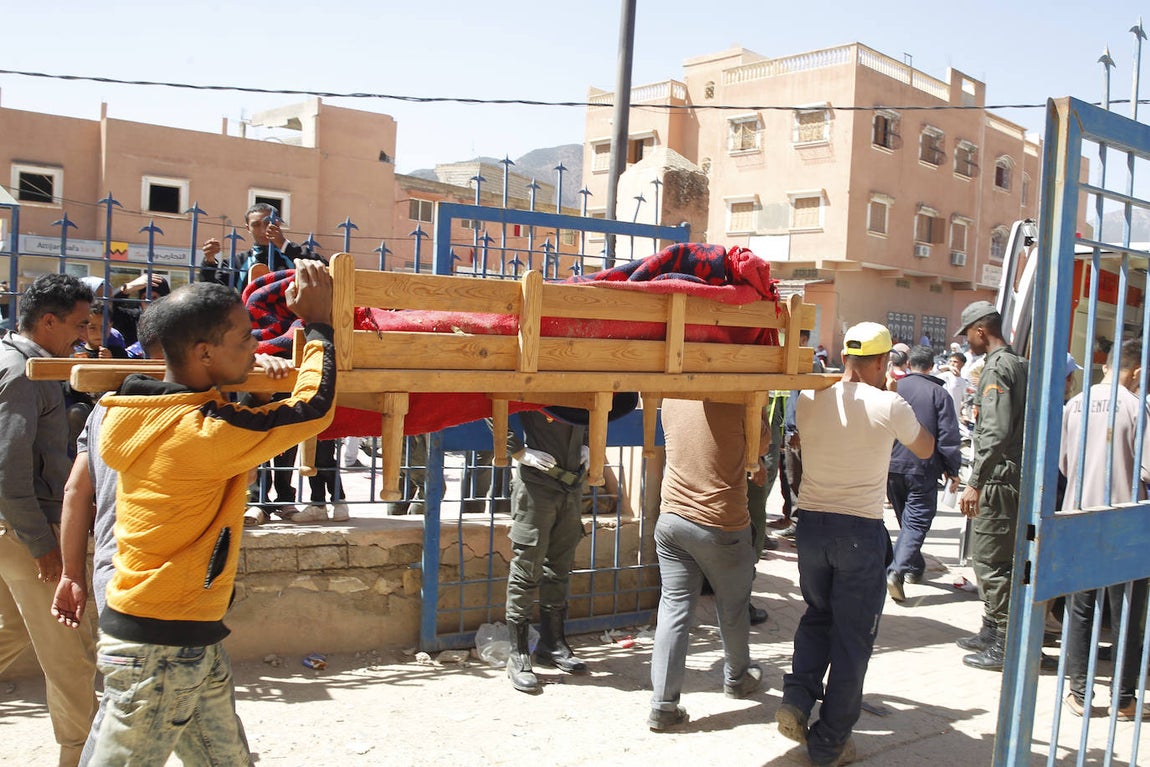 Decenas de vecinos ayudan en las labores de rescate a víctimas y heridos de Amizmiz