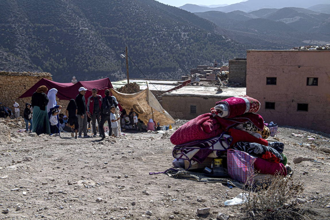 Un grupo de personas se refugia bajo una tienda de campaña improvisada en Marruecos