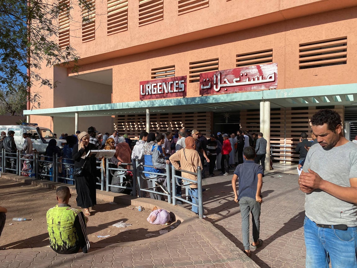 Varias personas permanecen en el exterior de un servicio de urgencias tras un fuerte terremoto