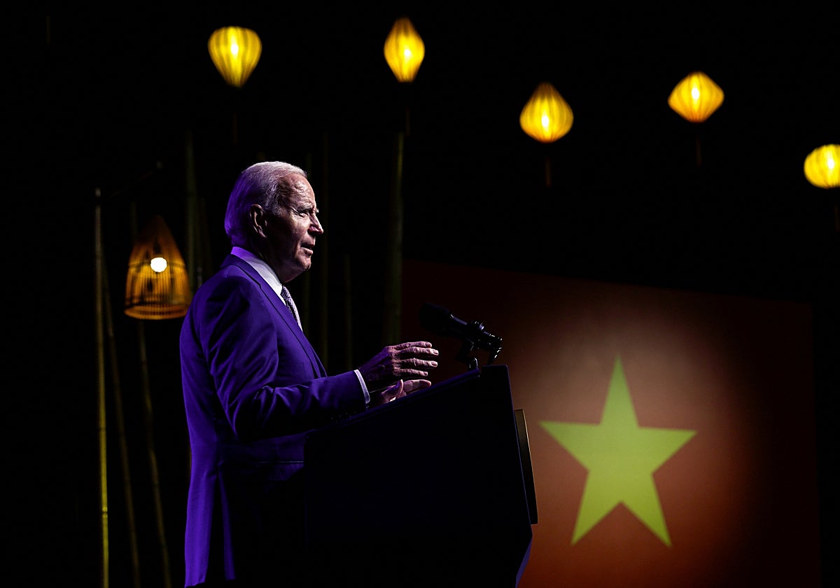 El presidente Joe Biden, este domingo durante una rueda de prensa en Hanoi