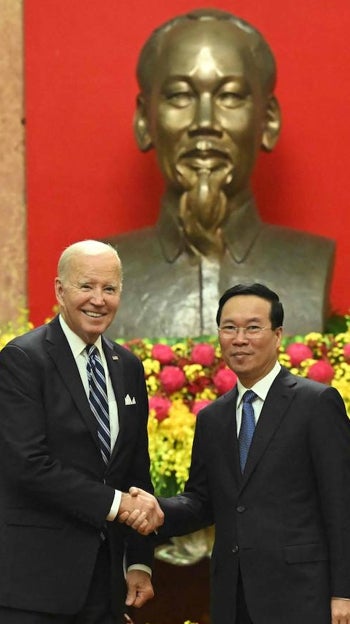 El presidente de Estados Unidos, Joe Biden, estrecha la mano del presidente de Vietnam, Vo Van Thuong, en una reunión en el palacio presidencial de Hanói