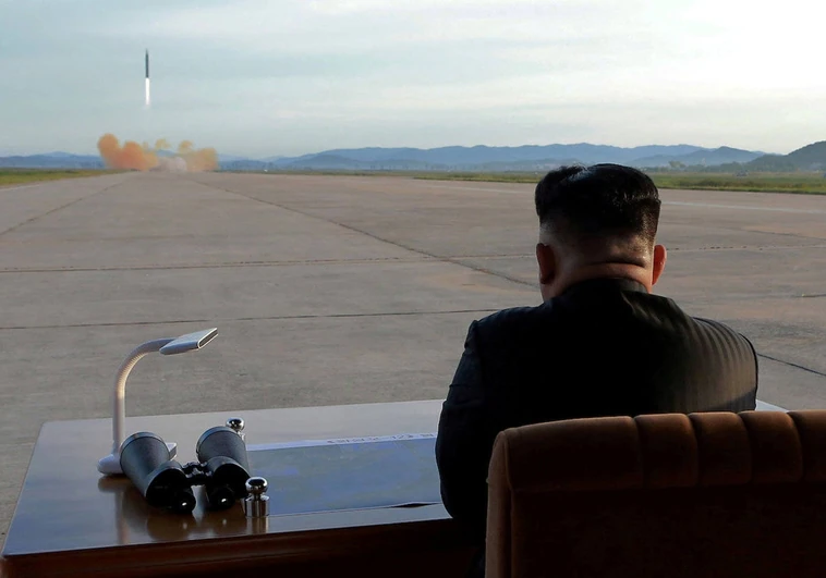 Kim Jong-un presencia el lanzamiento de un misil Hwasong-12