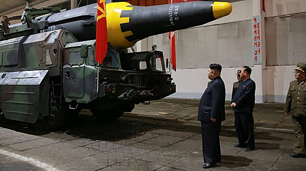 El líder norcoreano Kim Jong-un inspecciona el misil de largo alcance Hwasong-12