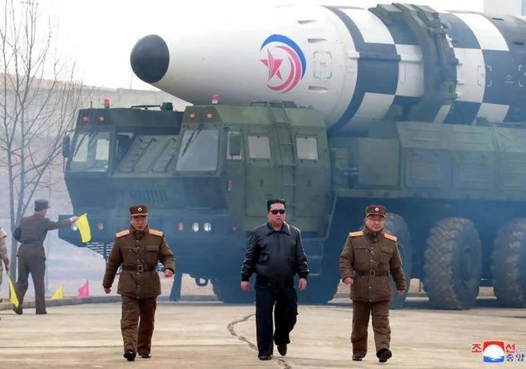 Kim Jong-un con un misil coreano en una imagen de archivo
