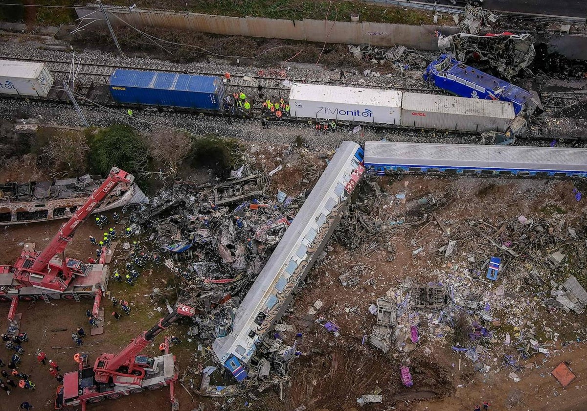 Una imagen de archivo muestra a los equipos de emergencia buscando los restos de un accidente de tren en el valle de Tempe