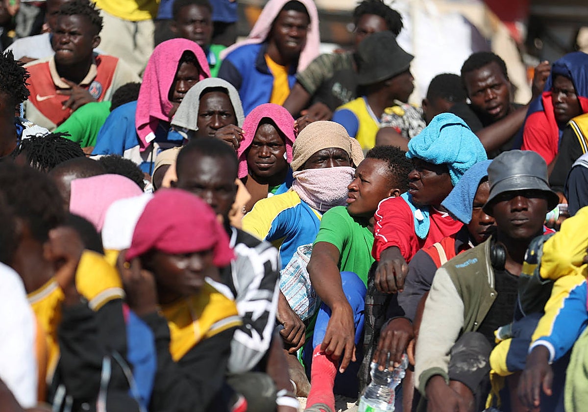 Un grupo de inmigrantes espera ser transferido a la Italia continental en la isla de Lampedusa